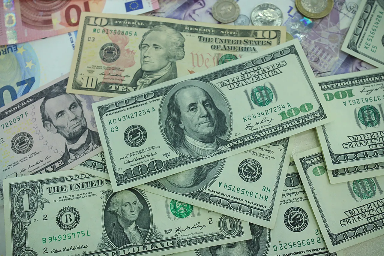 مهلت رفع تعهد ارزی سال ۱۴۰۴ تا پایان آذر ۱۴۰۵ تمدید شد